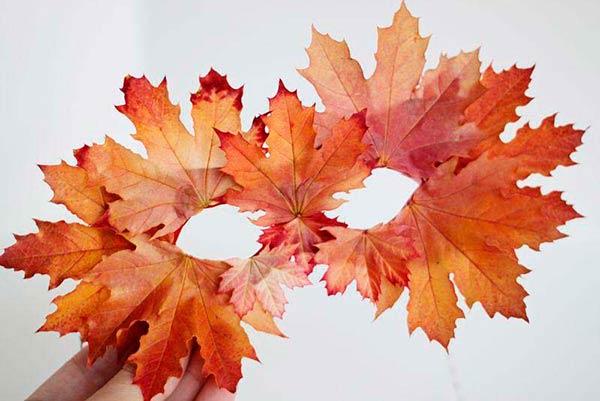 Осенняя маска из листьев клена